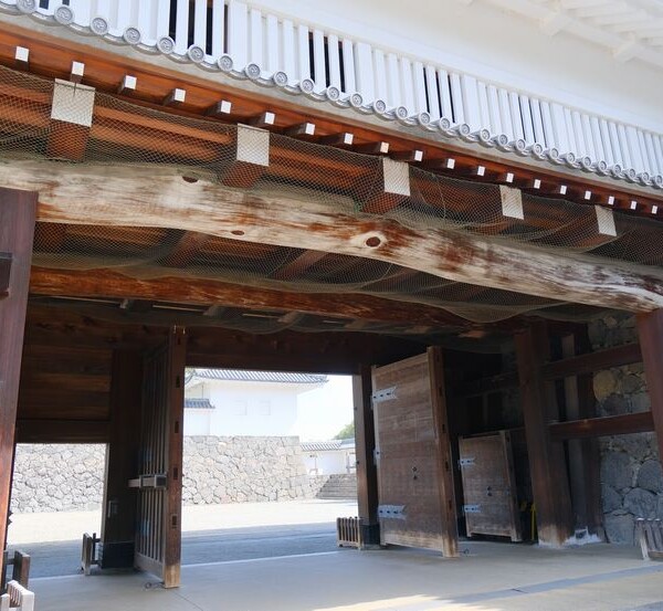 山形城址公園の大きな門の風景