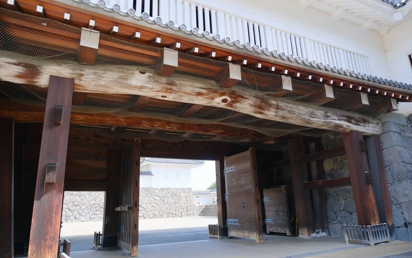 山形城址公園の大きな門の風景